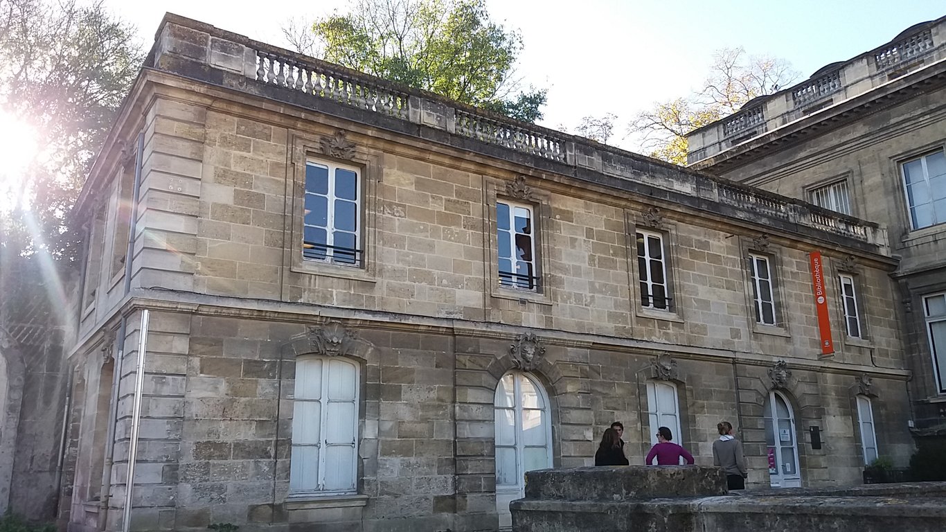 Bibliothèque du Jardin Public: Reading Beside Green Space