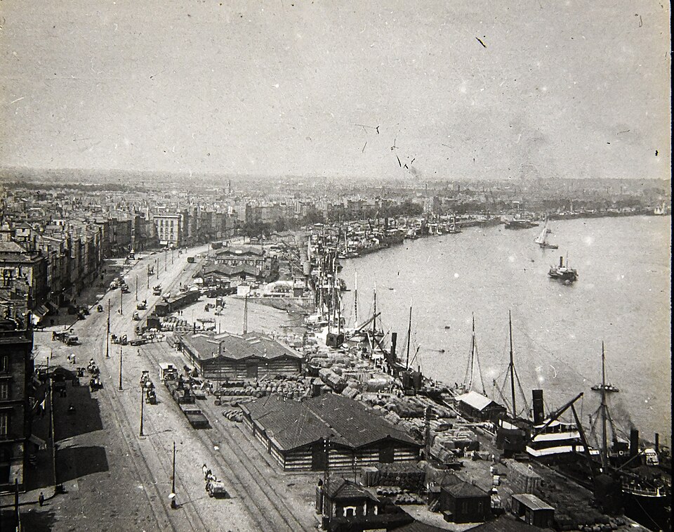 The History of the Chartrons District in Bordeaux