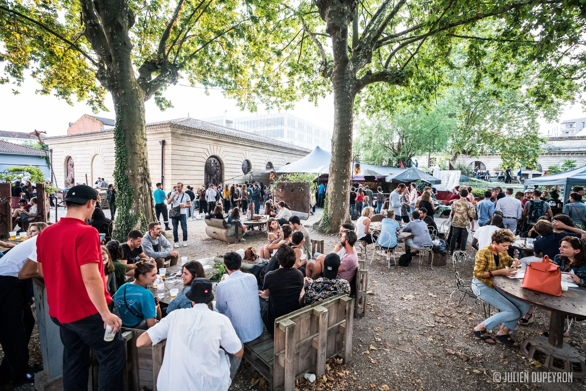 <strong>Stop for a drink at Les Vivres de l&rsquo;Art</strong>