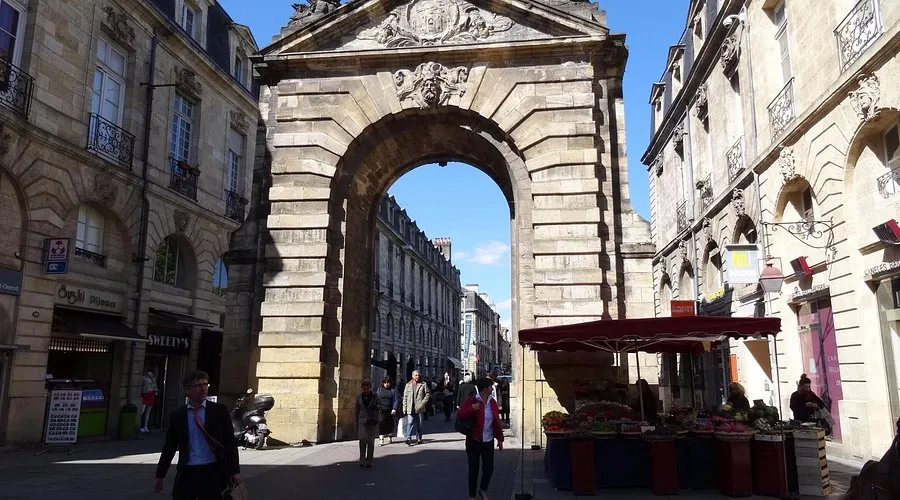 The Doors of Bordeaux: Thresholds with Personalities