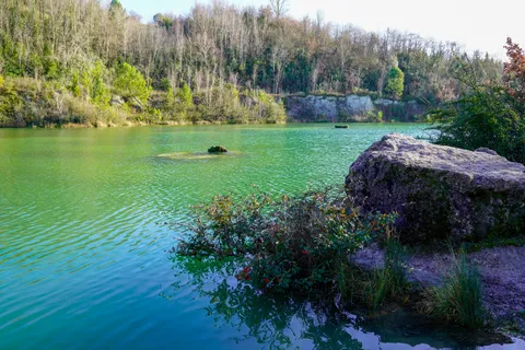 Explore Parc de l’Ermitage Sainte-Catherine in Bordeaux, a former quarry turned green haven with lakes, trails, wildlife, and sweeping city views