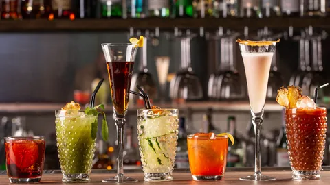 Explore Bordeaux’s thriving cocktail scene with this complete guide. Discover top bars, signature drinks, district-by-district walking routes, insider tips, and evening itineraries for UK, US, and international visitors.