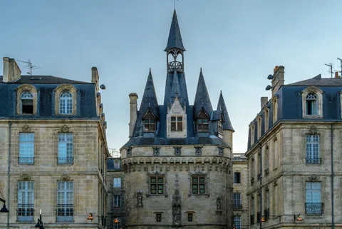 Explore Bordeaux’s doors, windows and iron balconies through history, craftsmanship and urban identity