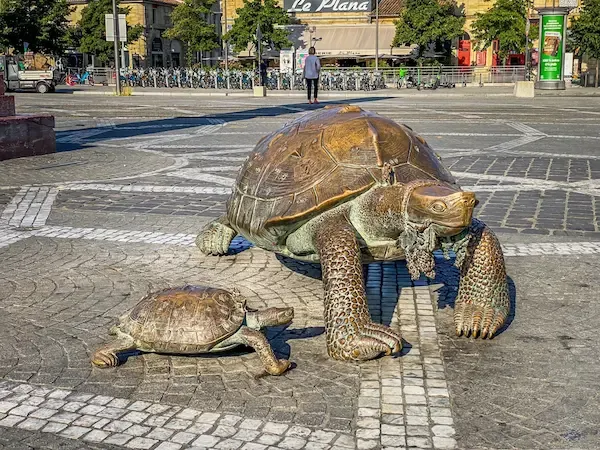 <strong>The Famous Giant Turtles of Place de la Victoire</strong>