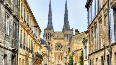 A detailed breakdown of real travel costs in Bordeaux, from hotels and food to wine, transport and hidden expenses.