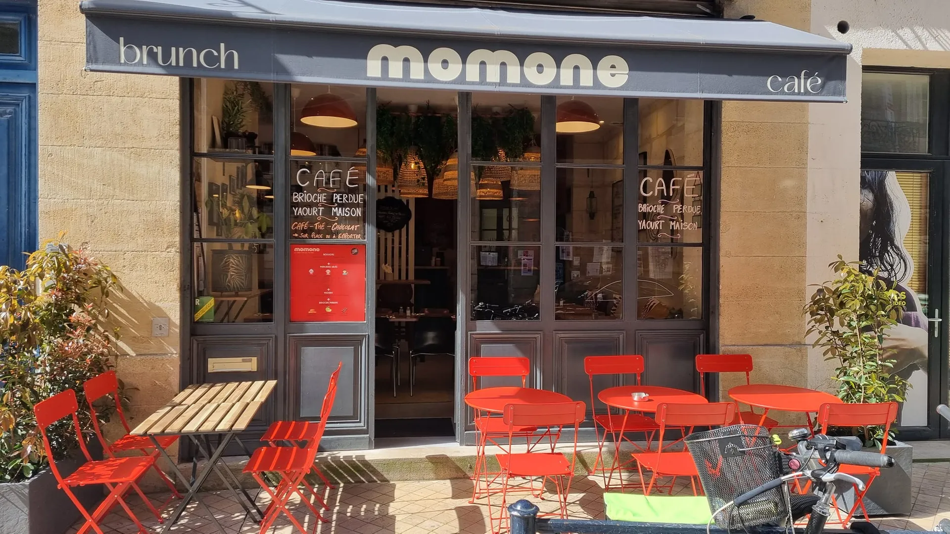 <strong>Momone &ndash; Cosy Caf&eacute; on Place du Palais</strong>