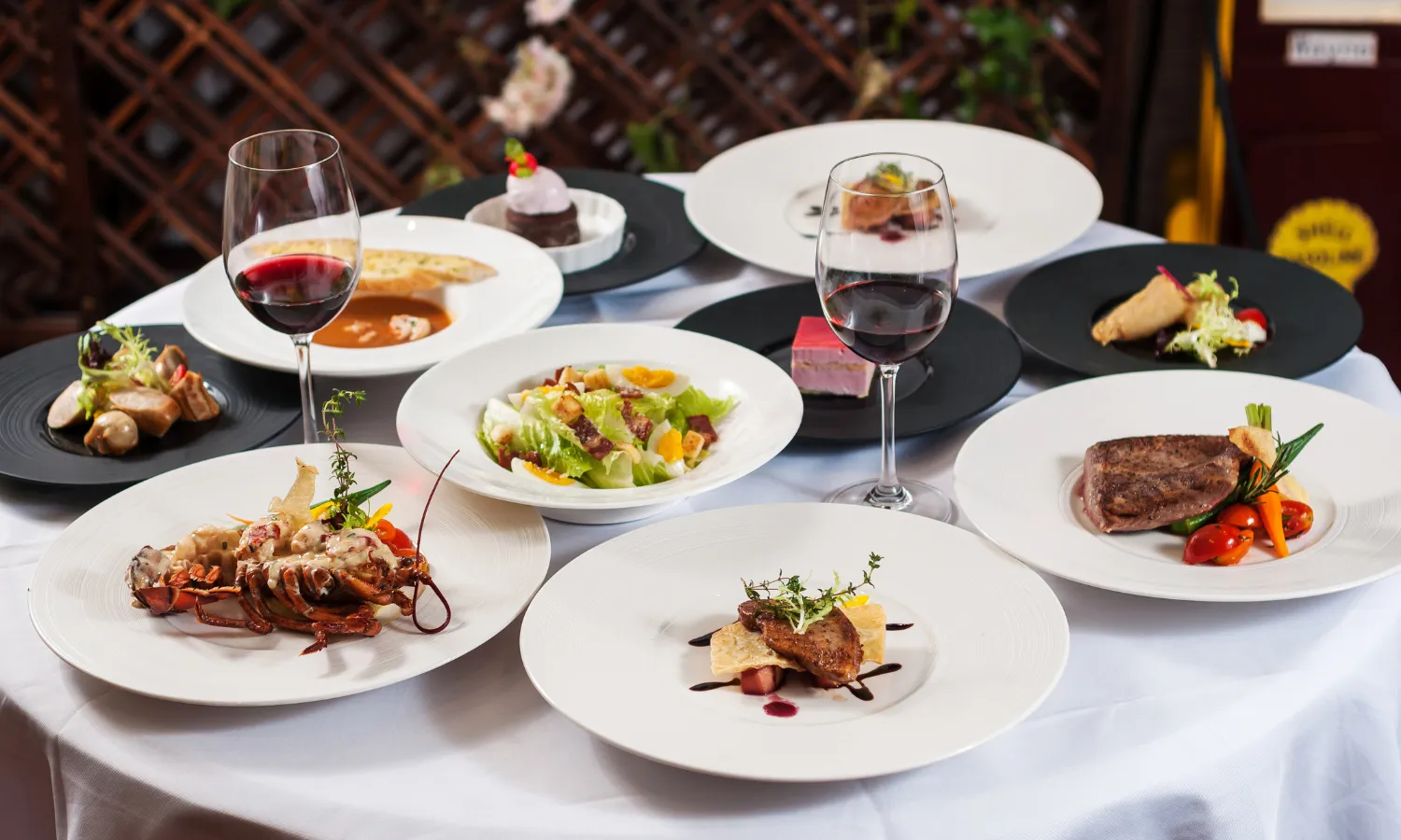 <strong>Bordeaux&rsquo;s Gastronomy: Local Flavours and Dining Culture</strong>