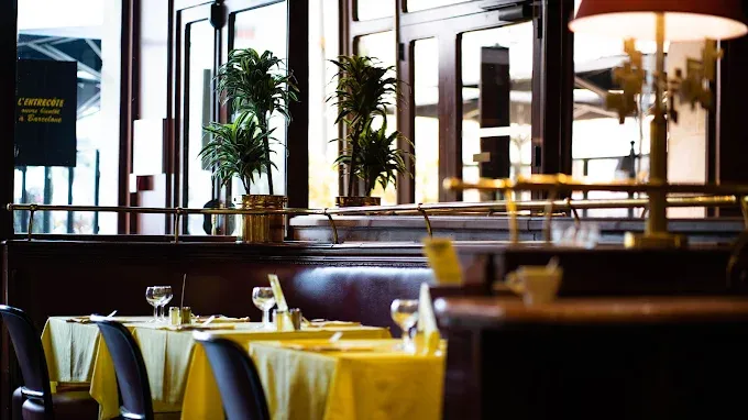 <strong>7. L&rsquo;Entrec&ocirc;te &ndash; One Menu, Long Queue</strong>