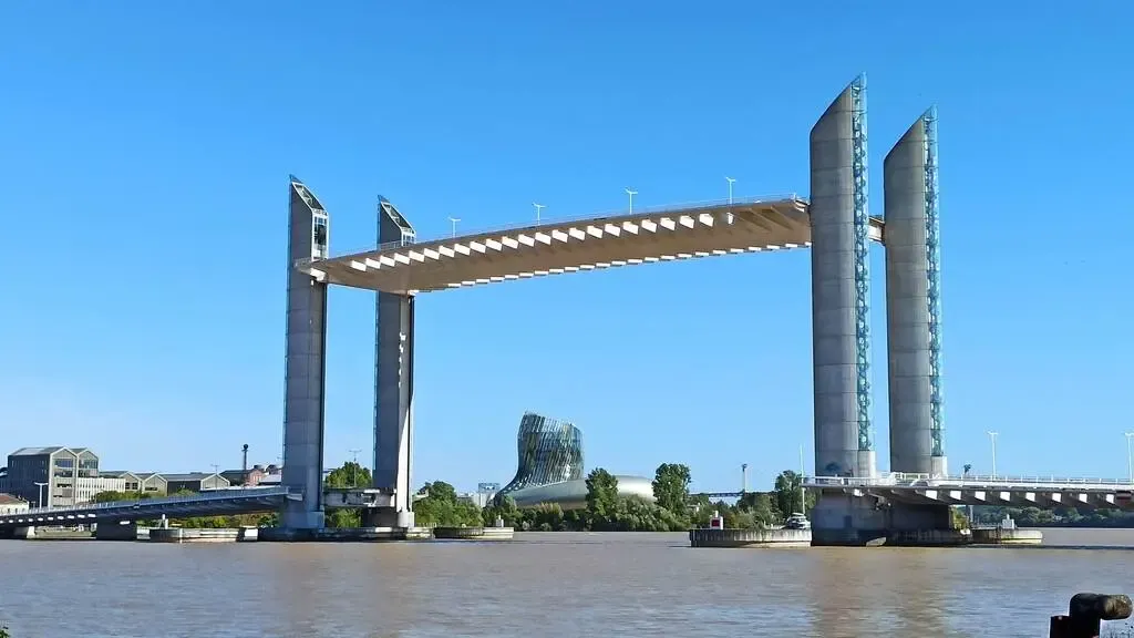 <strong>2. Pont Jacques-Chaban-Delmas &ndash; The Vertical-Lift Giant</strong>