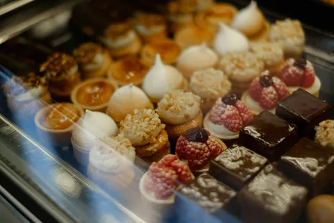 Discover what to eat in Bordeaux, from oysters and entrecôte to canelés and wine bars, with the best local places to try them.