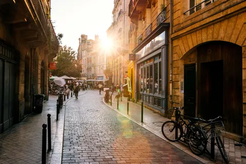 Discover what to do in Bordeaux in March with spring walks, markets, wine bars, riverfront views, and cultural experiences across the historic city.