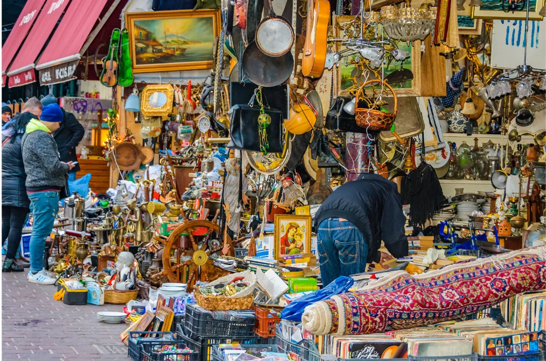 <strong>Foire &agrave; la Brocante des Quinconces &ndash; The Largest Antique Fair in Bordeaux</strong>