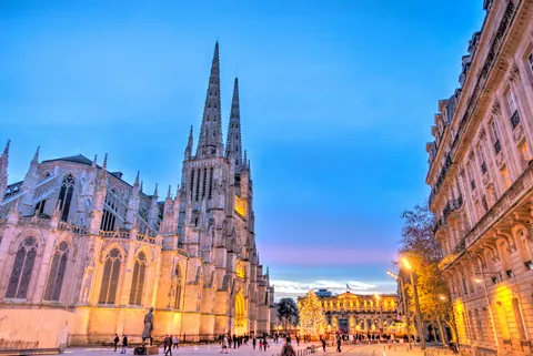 Discover the secrets behind Bordeaux’s golden limestone glow at sunset and how light shapes the city