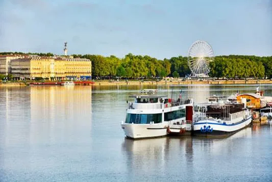 <strong>Cycling along the Garonne River or surrounding areas</strong>