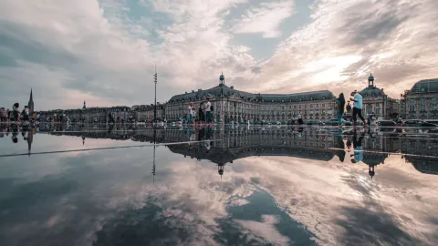 Discover the engineering, timing system and science behind Bordeaux’s iconic Miroir d’Eau