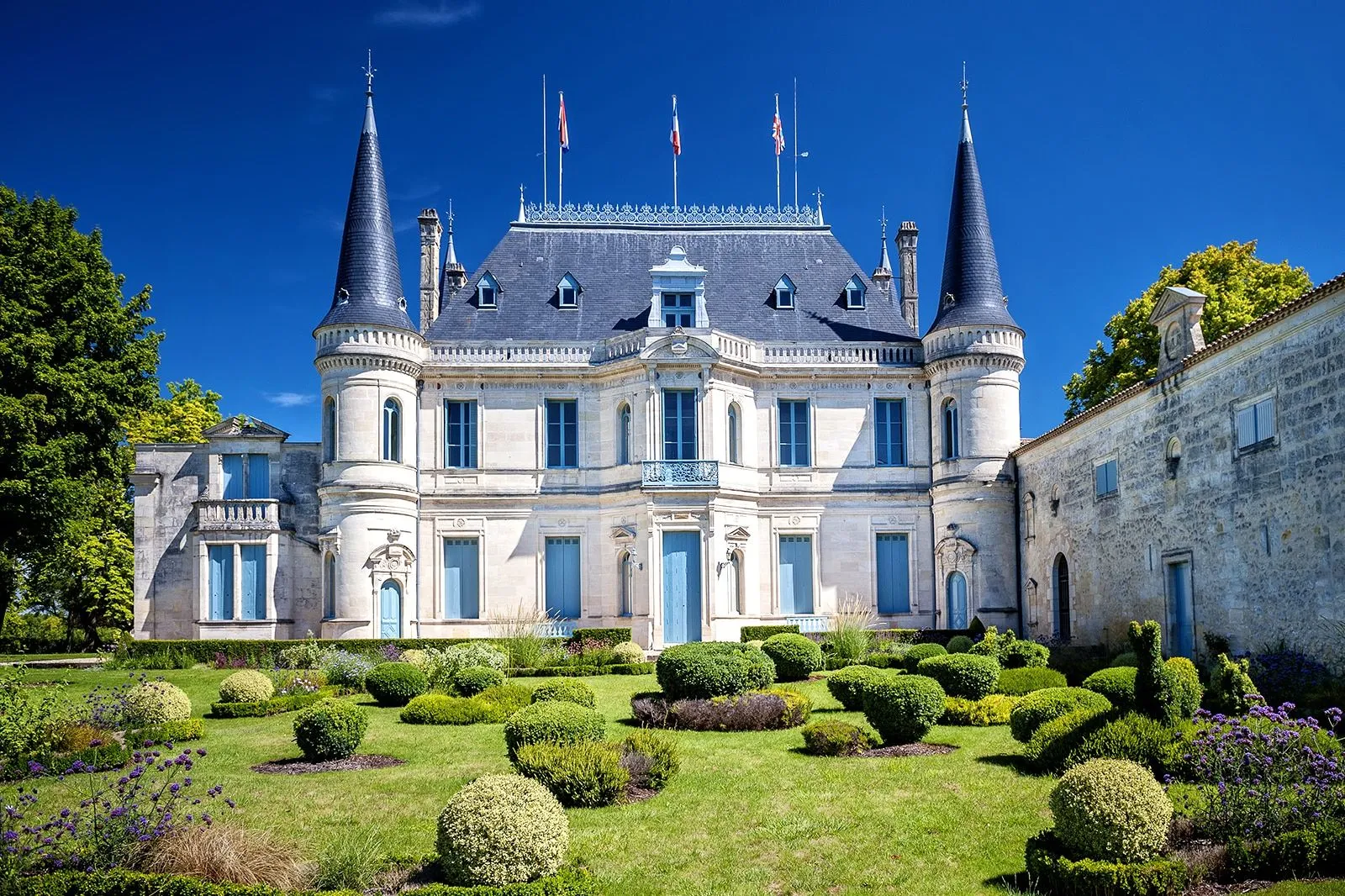 Famous Châteaux You’ll See Along the Route