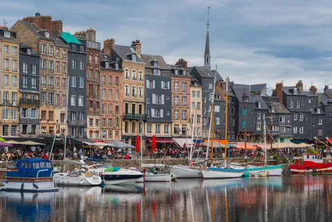 Explore the ports near Bordeaux, from the Gironde estuary to the Atlantic coast.