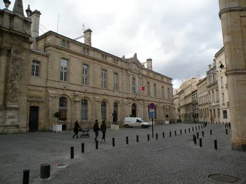 Discover the history of Place du Chapelet in Bordeaux, a peaceful square with rich heritage, elegant architecture, and a timeless city atmosphere.