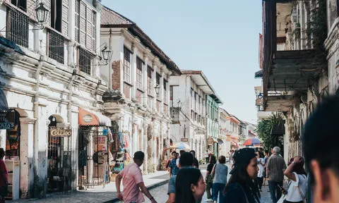 This guide brings together the best Bordeaux walking routes, ideal for visitors seeking self-guided exploration, romantic outings, or simply to stretch their legs in a beautiful environment.