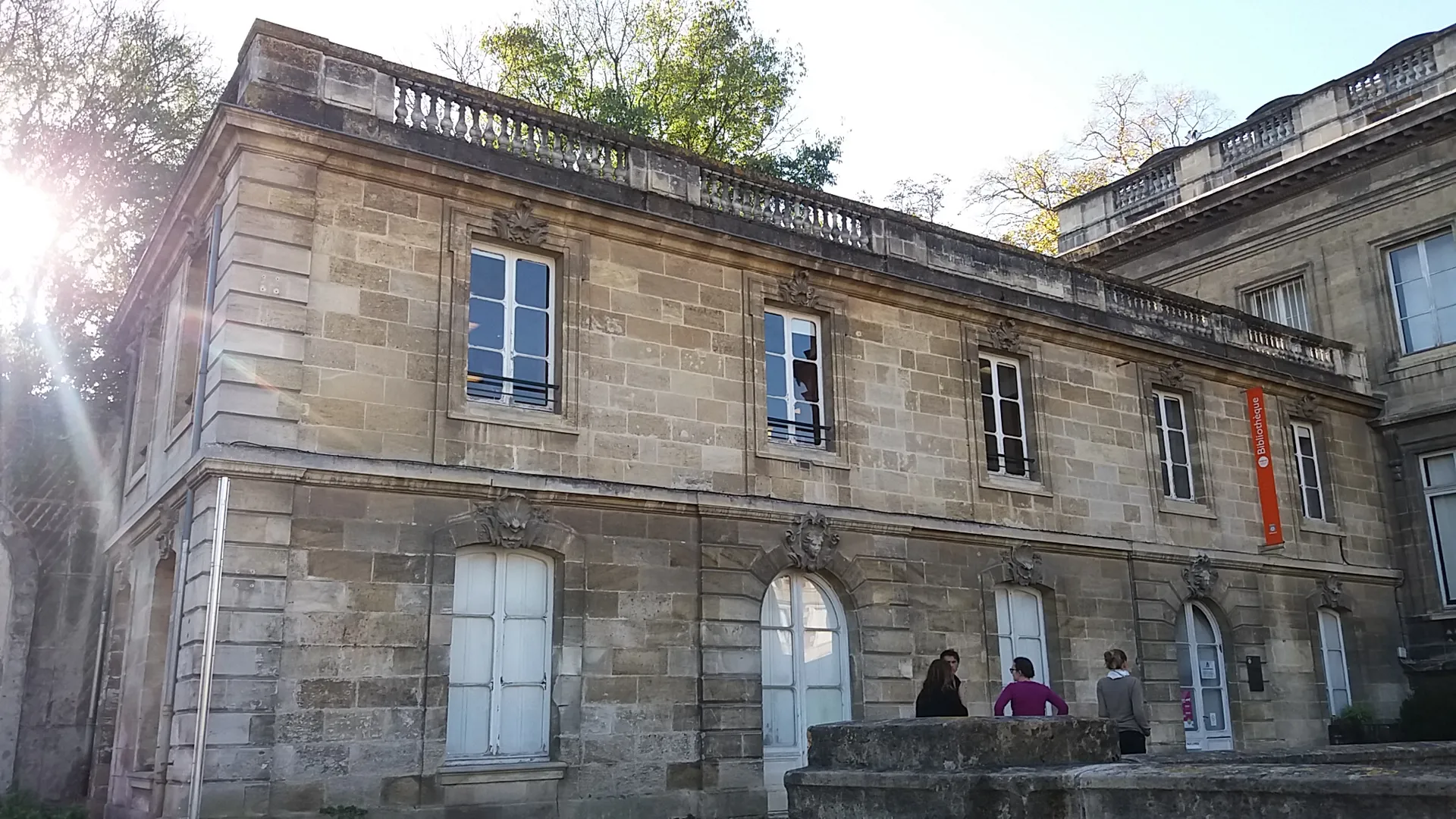 Bibliothèque du Jardin Public: Reading Beside Green Space