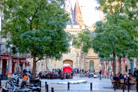 Discover what life in Bordeaux truly feels like, culture, neighbourhoods, food, markets, daily rhythms and how travellers experience the city.