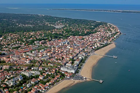 A walking-led guide to Arcachon from Bordeaux, with beaches, oysters, neighbourhoods, food culture, and practical tips.