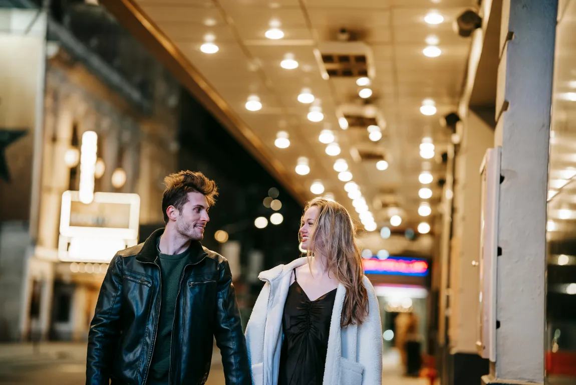 <strong>Night Walks and Late-Night Bars</strong>