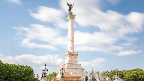 Discover the most rewarding winter walks around Bordeaux, blending historic streets, riverfront paths and nearby countryside. A thoughtful guide for visitors exploring Bordeaux on foot in the quieter season.
