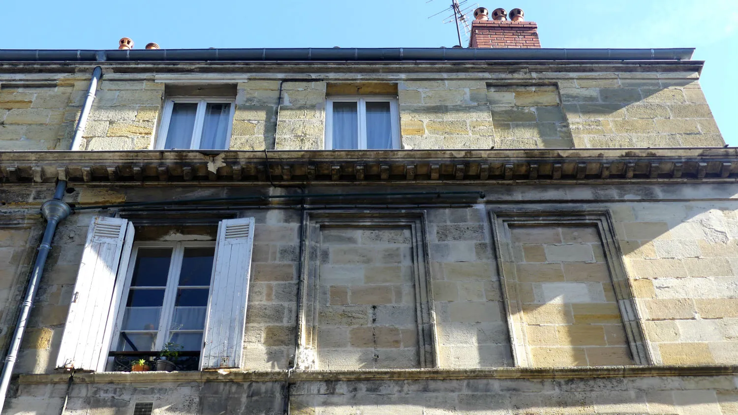 The Windows of Bordeaux: Eyes of the City