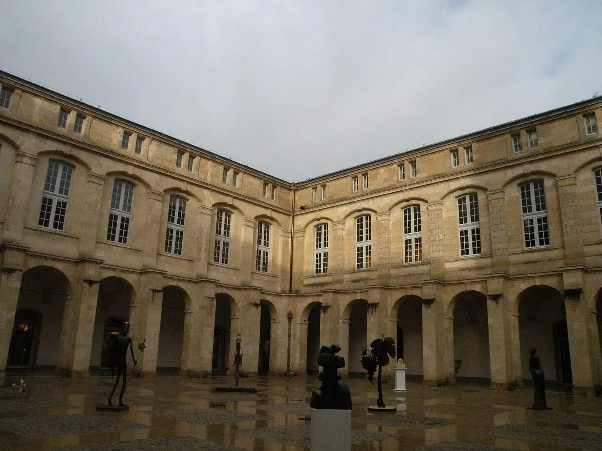 1. Cour Mably