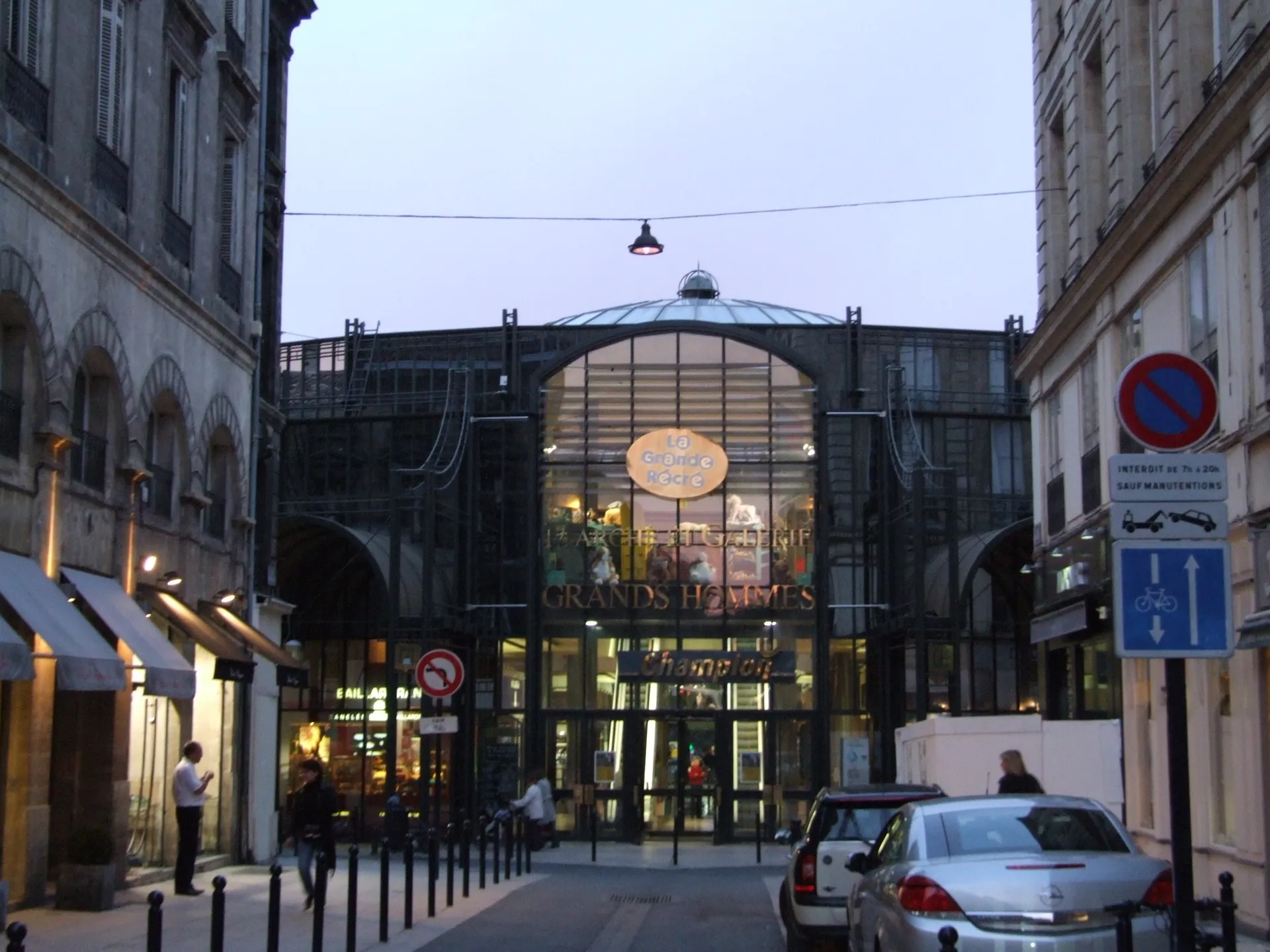 Les Grands Hommes: A Chic Indoor Shopping Experience